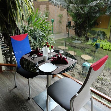 The Senator Hotel Calcutta Buitenkant foto