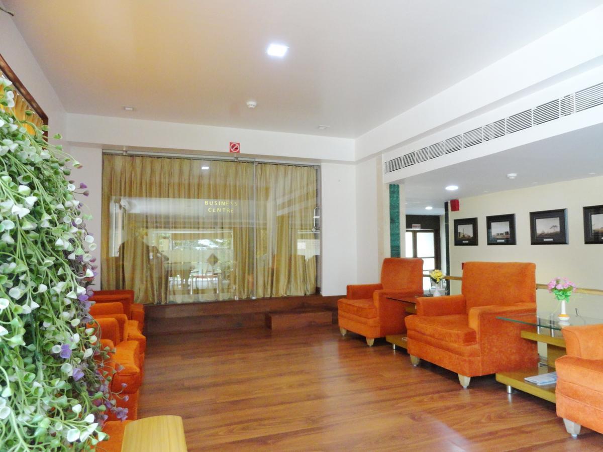 The Senator Hotel Calcutta Buitenkant foto