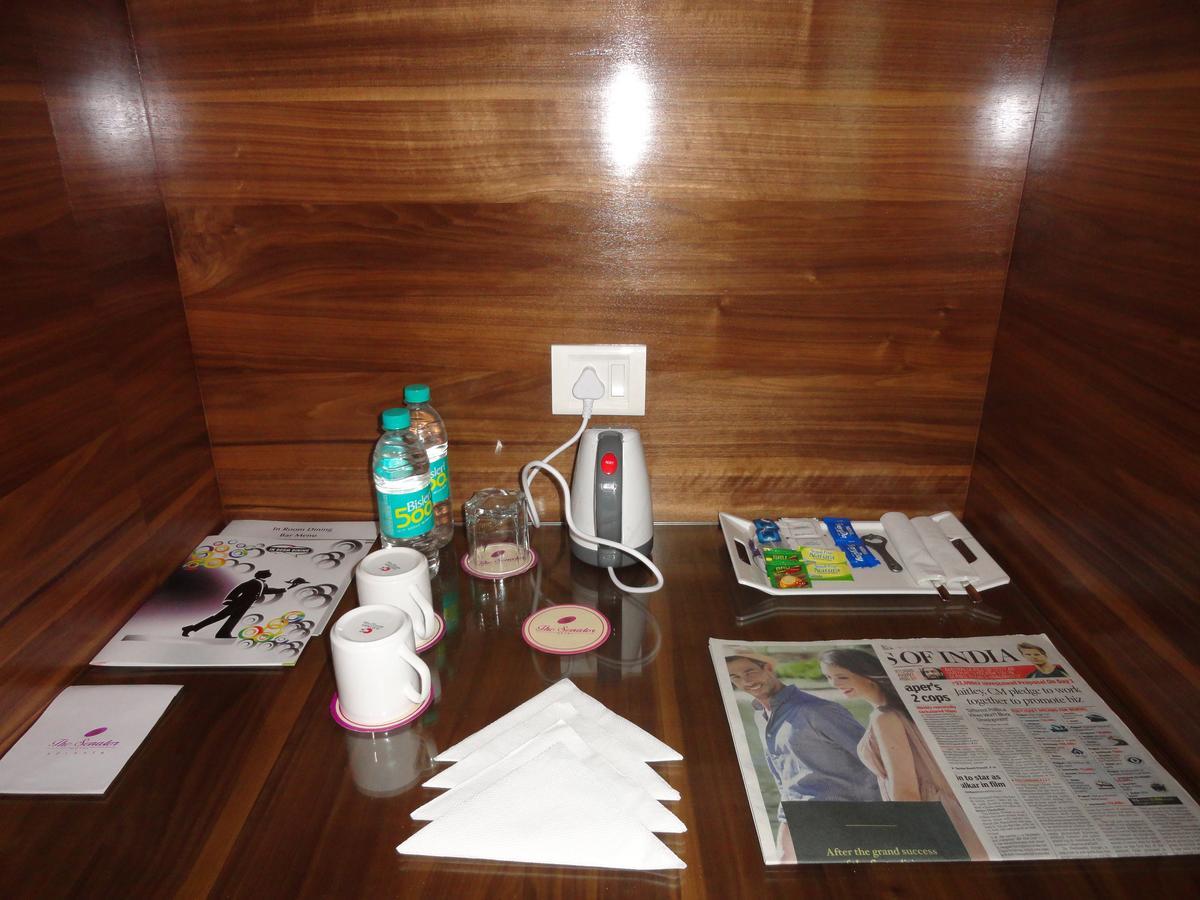 The Senator Hotel Calcutta Buitenkant foto