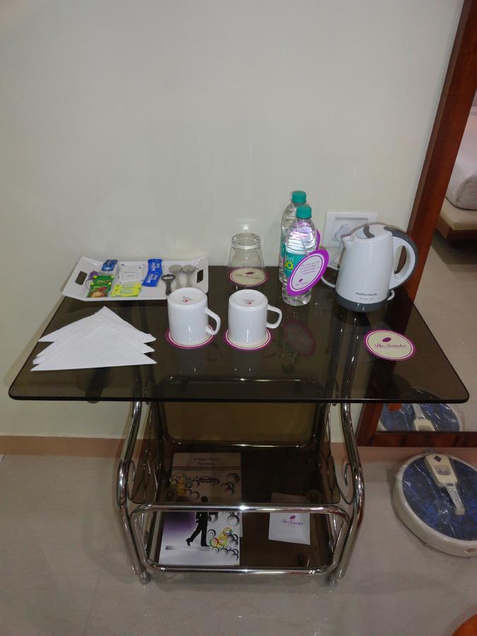 The Senator Hotel Calcutta Buitenkant foto