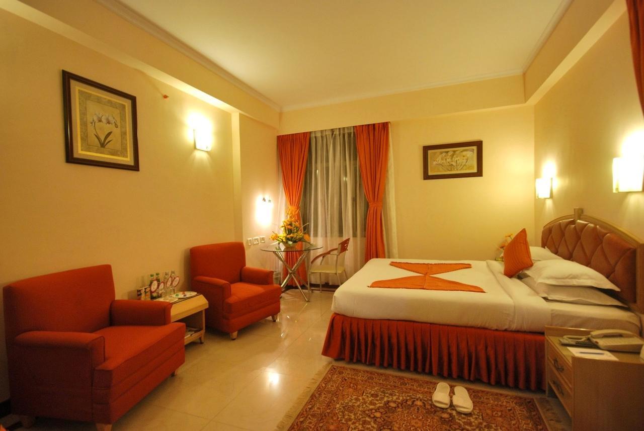 The Senator Hotel Calcutta Buitenkant foto