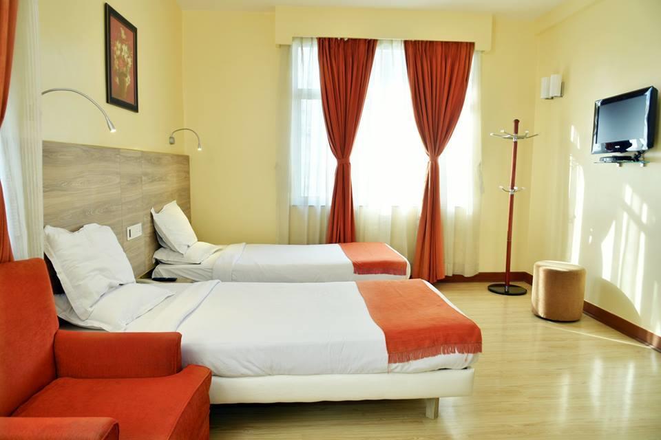 The Senator Hotel Calcutta Buitenkant foto