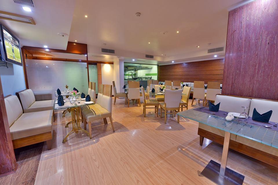 The Senator Hotel Calcutta Buitenkant foto