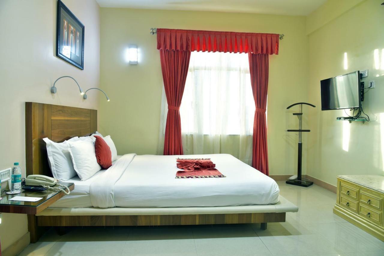 The Senator Hotel Calcutta Buitenkant foto